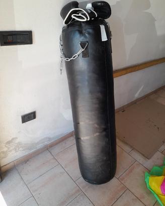 Sacco da boxe con guantoni