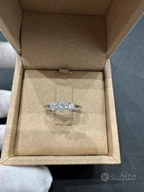 Anello Trilogy con diamanti naturali