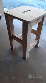 sgabello in legno massello