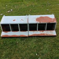 Due nidi in lamiera a tre posti per galline