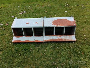 Due nidi in lamiera a tre posti per galline