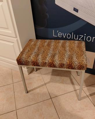 pouf moderno in metallo e tessuto