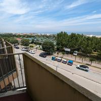 FRONTE MARE con 2 camere 5 p.letto e p.auto