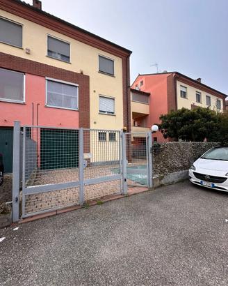 VILLETTA A SCHIERA STRADA SESIA 34/O ASTI