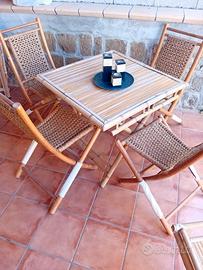 2  tavoli con 8 sedie più tavolino in bambù