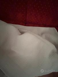 Copriletto beige di cotone meraviglioso e spesso