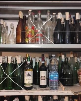 Bottiglie di vino vuote
