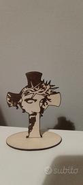 Crocifisso da tavolo in legno con volto inciso