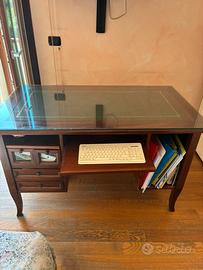 Scrivania con vano per computer in legno