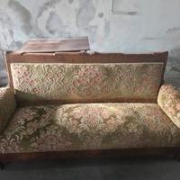 Divano d'epoca in legno con cuscini in velluto