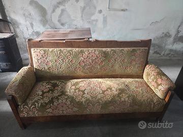 Divano d'epoca in legno con cuscini in velluto