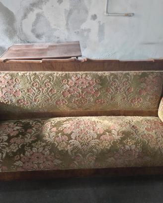 Divano d'epoca in legno con cuscini in velluto