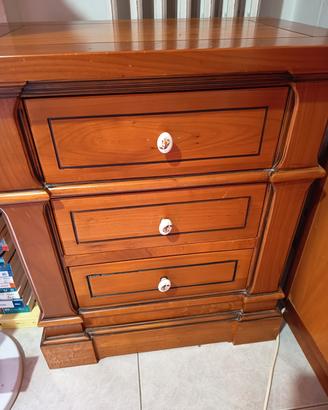 Cassettiera in legno di buona qualità