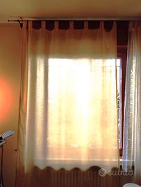 Due tende color giallo oro