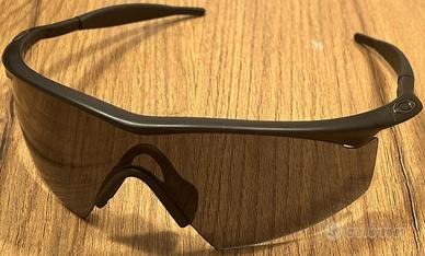 Occhiale da sole Oakley M Frame neri lenti grigi