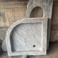 Piatto doccia e piano lavandino bagno