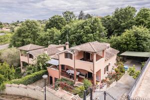 VILLA SINGOLA A BRACCIANO