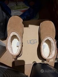 Stivali UGG mini beige  (chestnut) con plateau