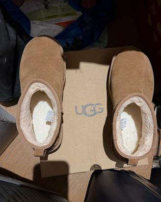 Stivali UGG mini beige  (chestnut) con plateau