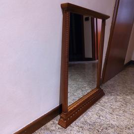 specchio con cornice in legno 