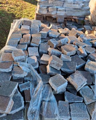 Sampietrini (o sanpietrini) + cordoli