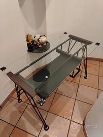 Scrivania in vetro e metallo