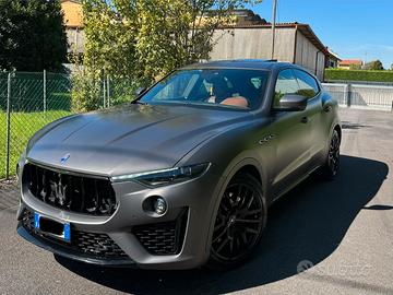 Maserati levante GranSport 250cv grigio vulcano