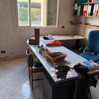 scrivania da ufficio poi due sedie con ruote 