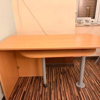 Scrivania in legno chiaro con due piani di lavoro