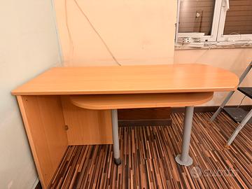 Scrivania in legno chiaro con due piani di lavoro