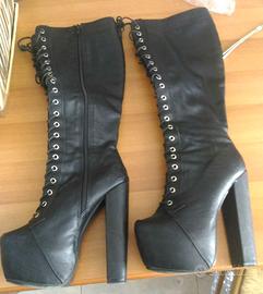 Stivali misura 37 con tacco e plateau molto alti