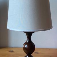 Lampada in legno con paralume in tessuto