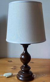 Lampada in legno con paralume in tessuto