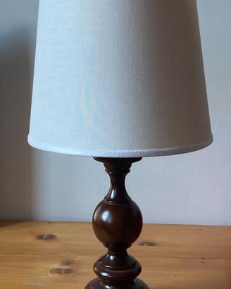 Lampada in legno con paralume in tessuto