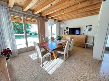 Villa di 300 m² con più di 5 locali a Este