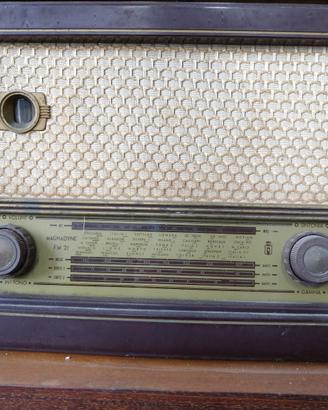 Radio d'epoca Magnadine FM AM onde Corte