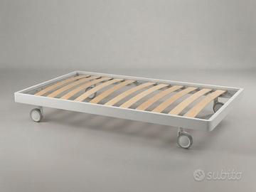 Letto singolo con ruote, doghe e materasso.
