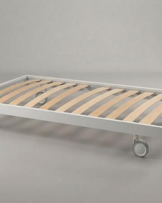Letto singolo con ruote, doghe e materasso.