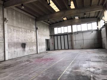 Immobile di 1200 m² con 2 locali a Montebello Vice