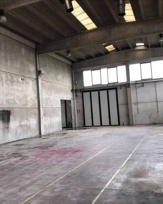 Immobile di 1200 m² con 2 locali a Montebello Vice