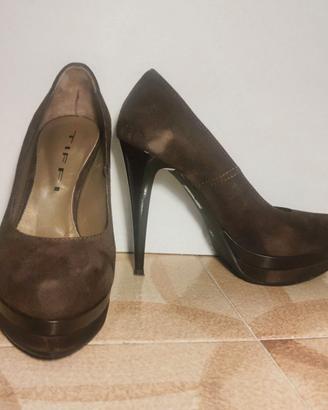 Scarpa con tacco in camoscio marrone