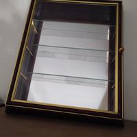 Vetrina portaoggetti in legno con fondo specchio