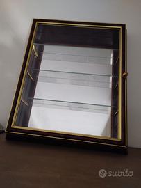 Vetrina portaoggetti in legno con fondo specchio