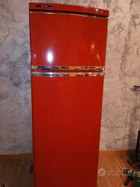 Frigorifero rosso da riparare