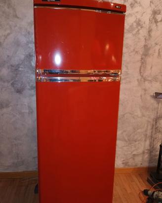 Frigorifero rosso da riparare