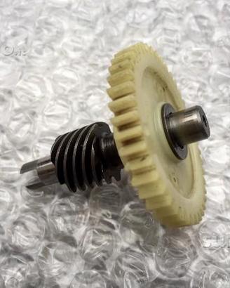 Albero rinvio pompa + ingranaggio Cagiva Mito