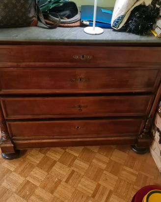 Cassettiera antica con marmo