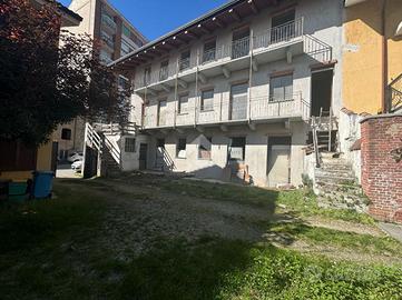 CASA SEMINDIPENDENTE A FAVRIA