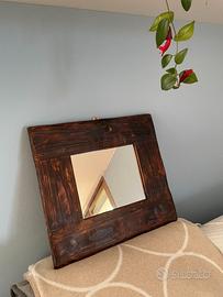 Specchio con cornice in legno anticato