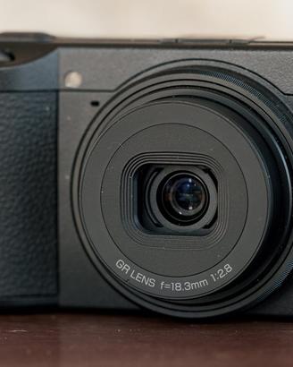 Ricoh GR IV con con accessori